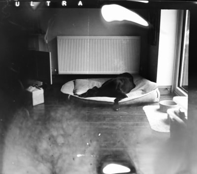 躺在床上的男人的灰度照片